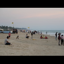 Am Wochenende kommen zum Sonnenuntergang ungewohnt viele Menschen an den Strand